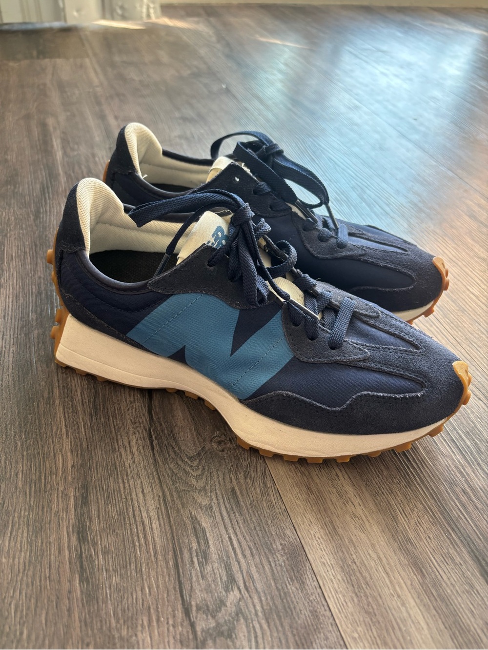 New Balance 327 - Picture 1 of 7